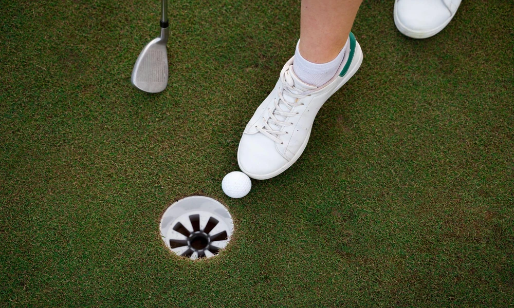 Are Spikeless Golf Shoes Suitable for Wet Conditions?