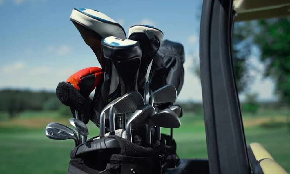 How many clubs come in a standard golf club set?